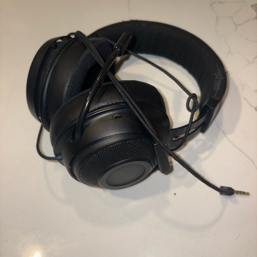 Black Over-Ear Wired Headphones - Comfortable Stereo Sound